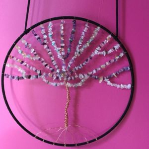 Arbre de vie sur cercle noir avec pierres violettes