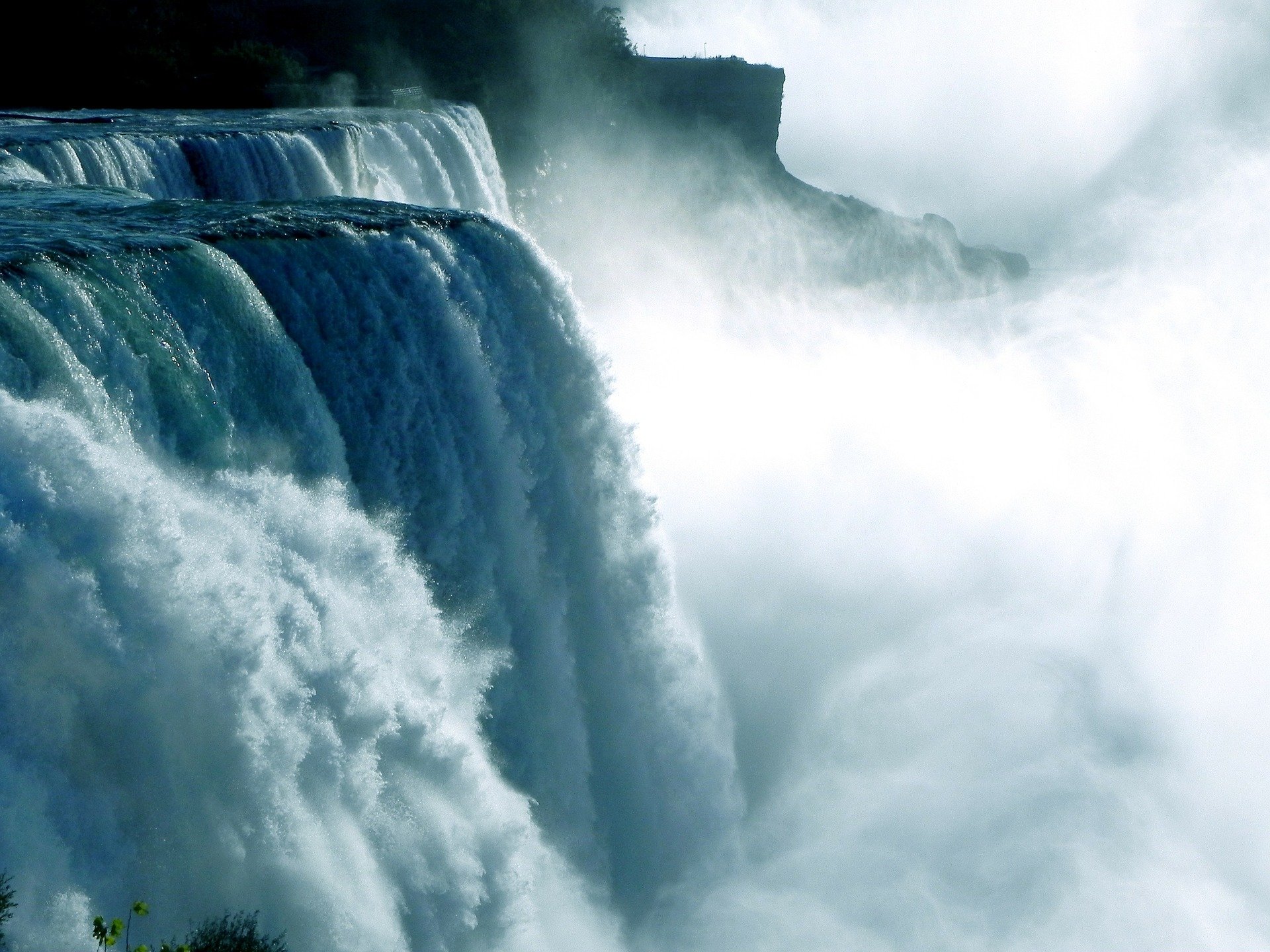 Cascade puissante - métaphore de la circulation d'énergie