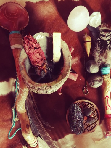 Outils chamaniques : tambour, sauge, palo santo, pierres