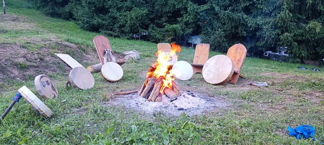 Le cercle des tambours Cercle de tambours autour du feu